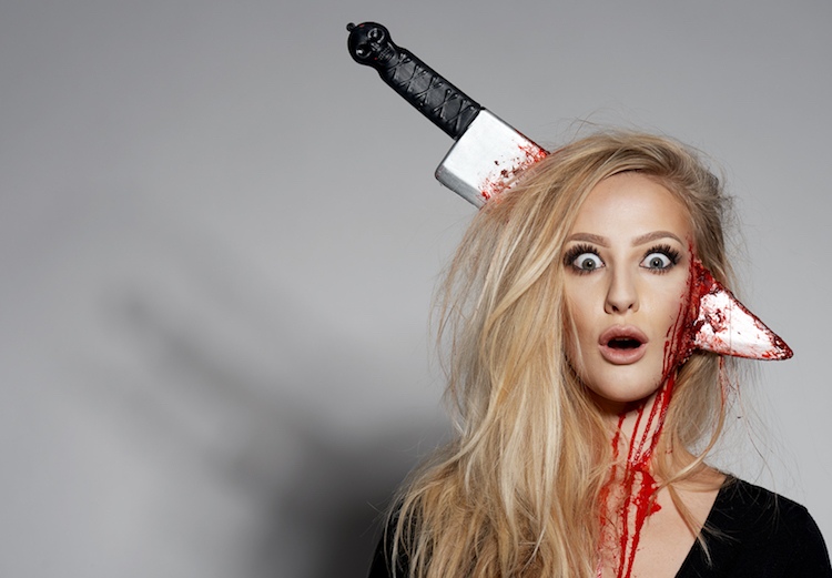 maquillage zombie -serre-tête-couteau-travers-tête