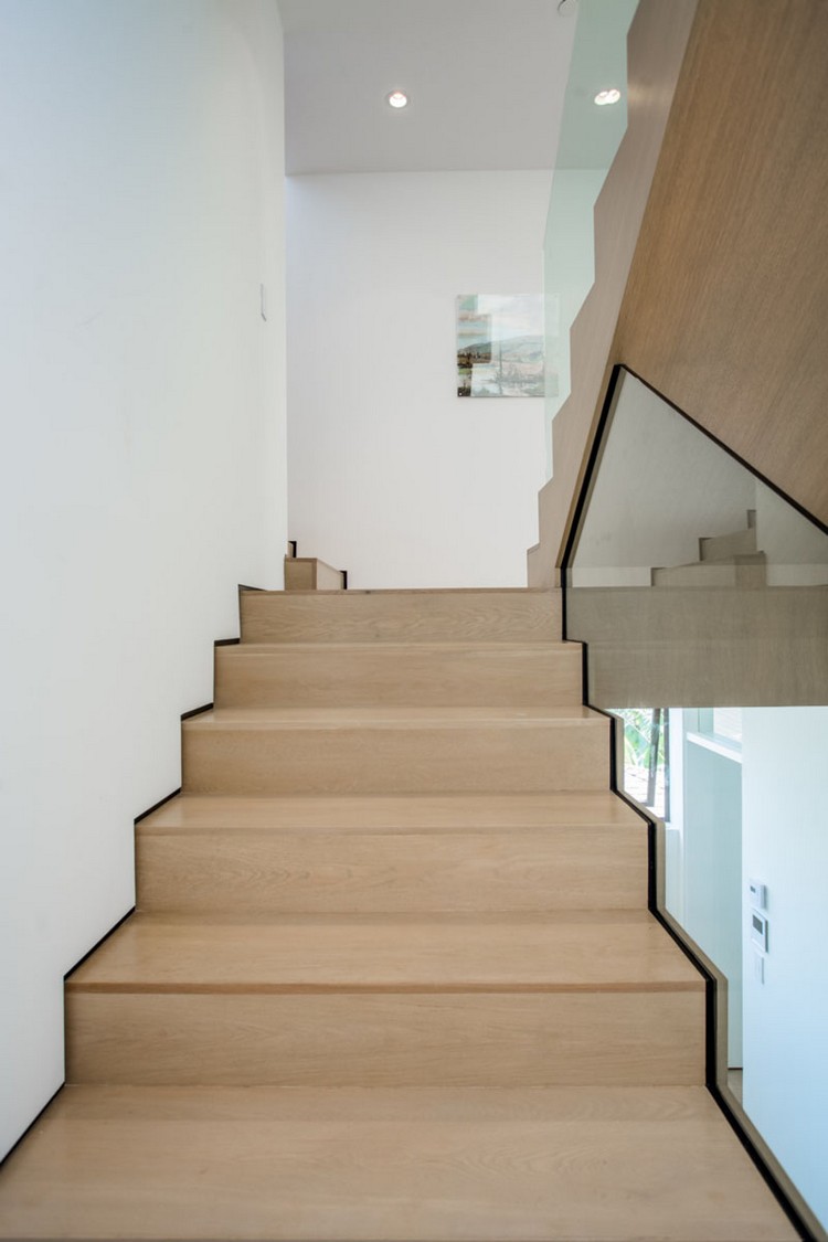 meubles-scandinaves-vintage-interieur-blanc-bois-massif-escalier-droit