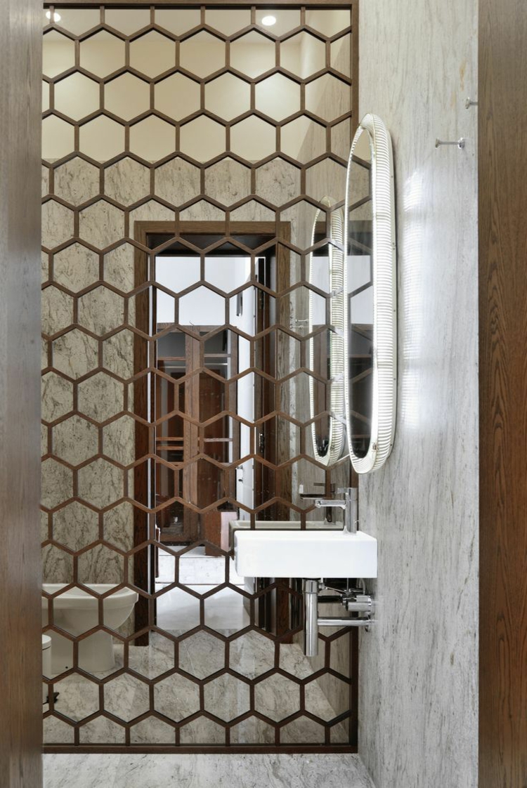 motif hexagone -panneau-miroir-salle-toilette-carrelage-gris