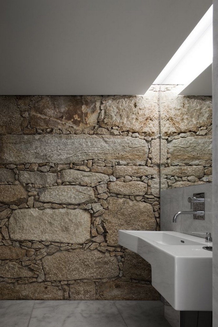 mur-de-pierre-apparente-carrelage-marbre-salle-bains-minimaliste
