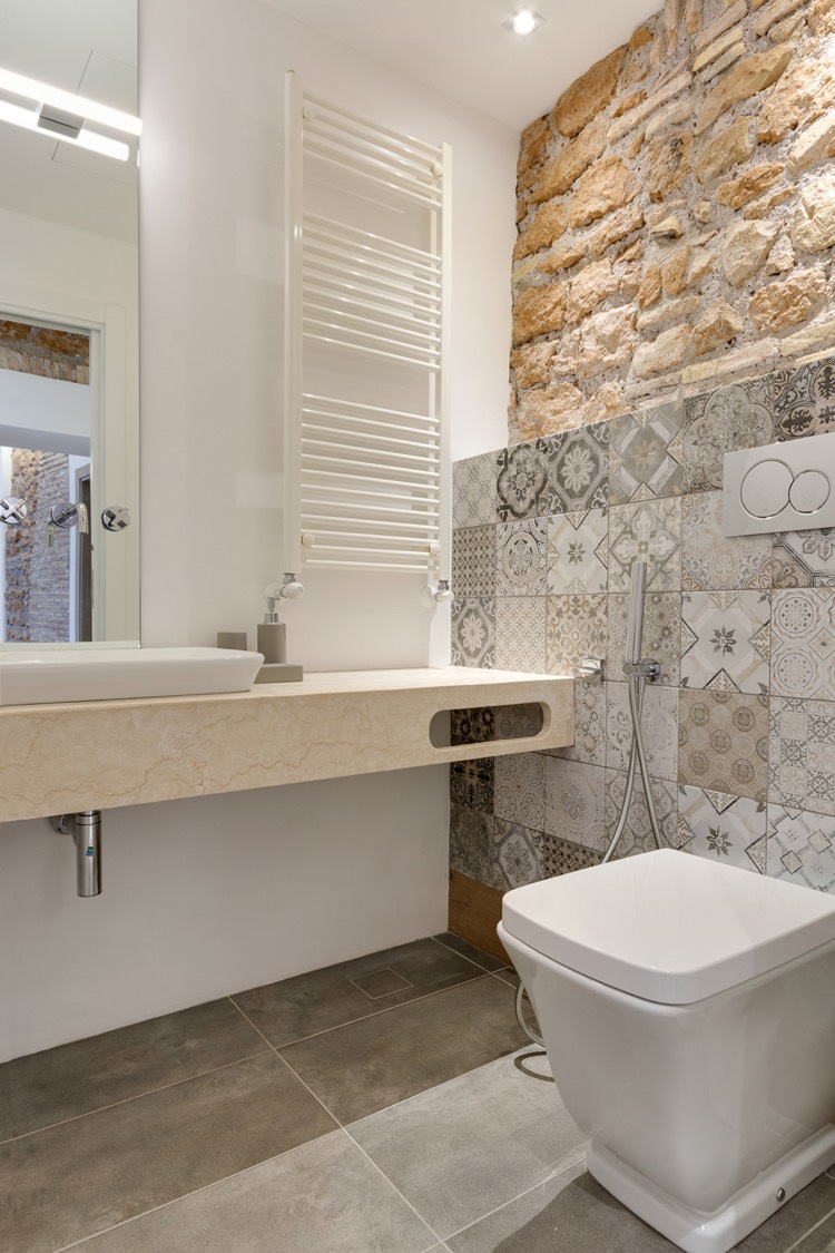 mur-de-pierre-carreaux-ciment-vasque-pierre-salle-bains-minimaliste-via-sistina