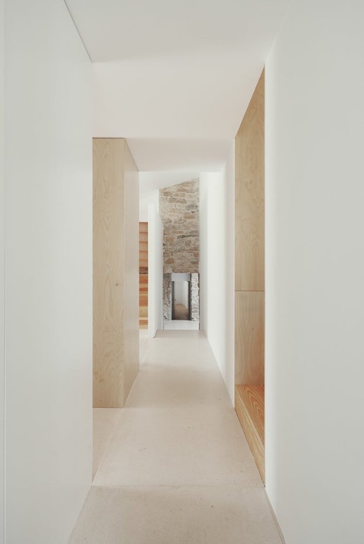 mur-de-pierre-couloir-minimaliste-bois-blanc