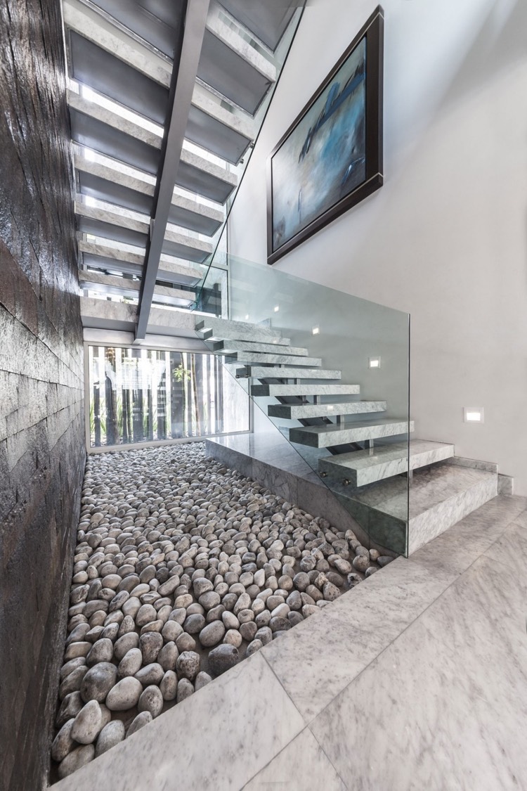mur-de-pierre-deco-galets-escalier-moderne-carrelage-marbre