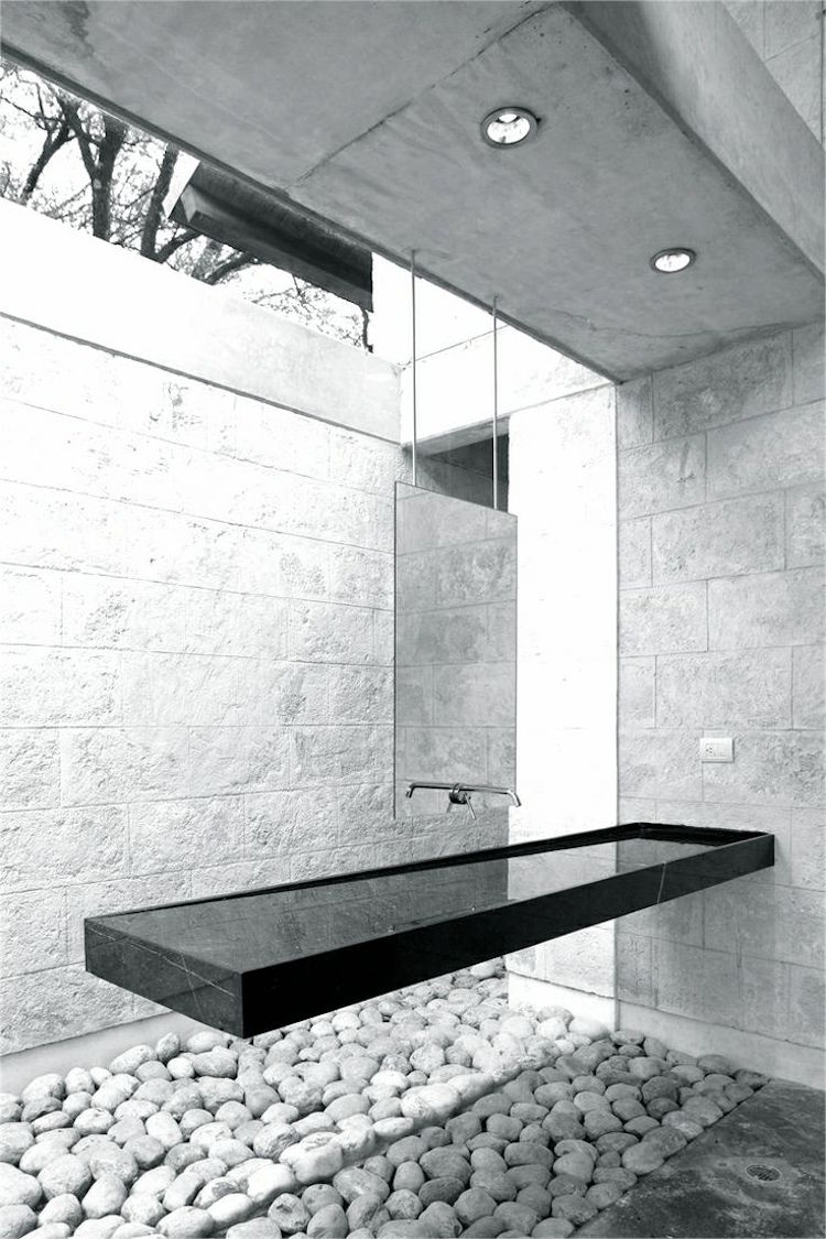mur-de-pierre-grise-salle-bains-minimaliste-deco-galets-gris