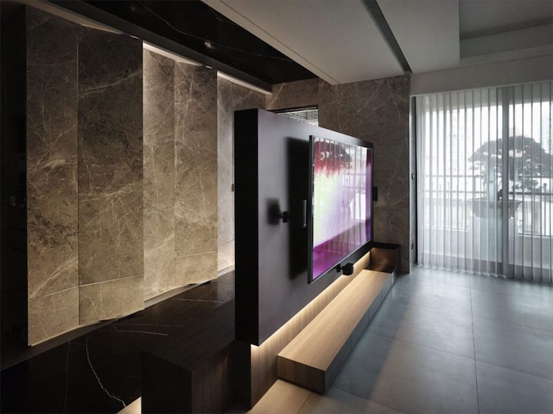 panneaux-orientables-aspect marbre gris derriere-tele-salon