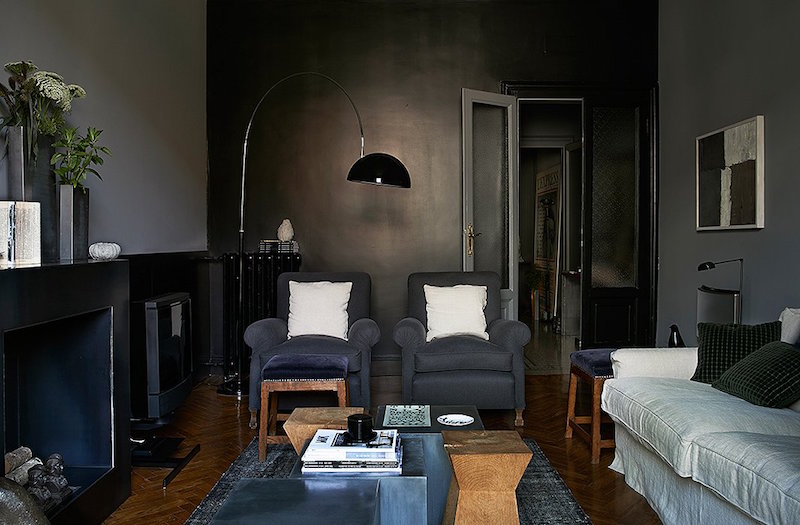 peinture-murale-grise-noire-revetement-sol-parquet-bois-fonce-chevrons