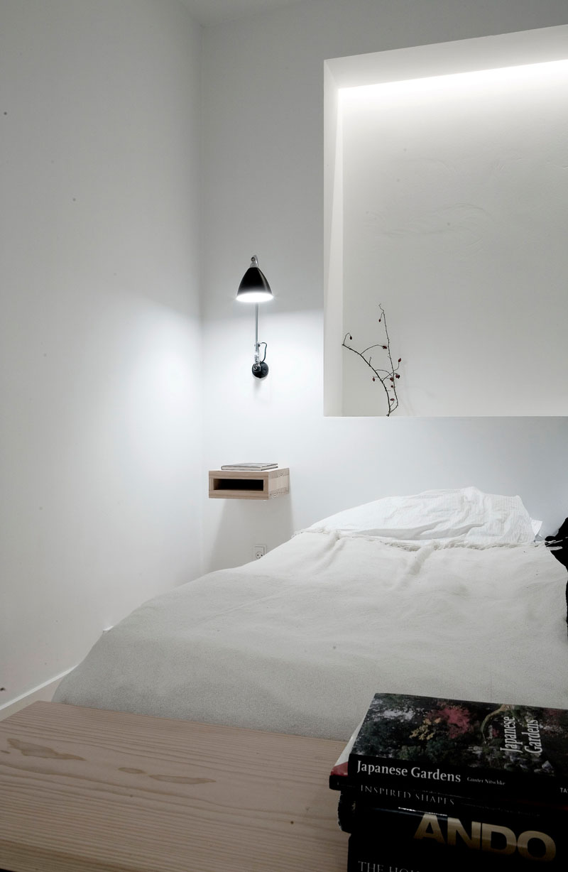 petite table de chevet murale-lampe-nuit-orientable-chambre-blanche