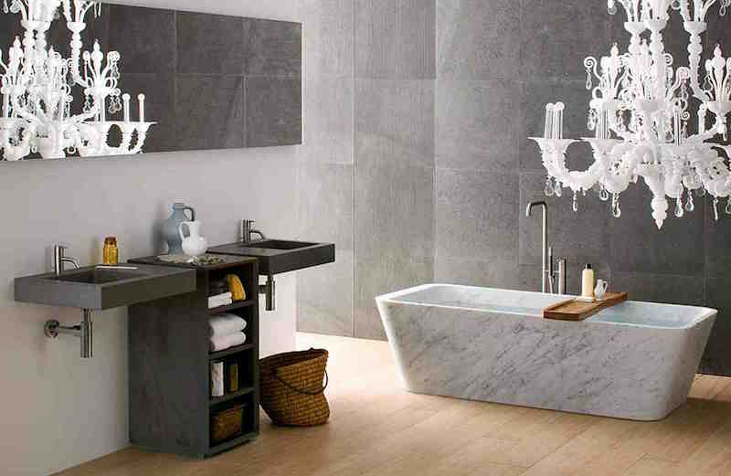 pierre-naturelle-grise-salle-bain-baignoire-carrelage-lavabos