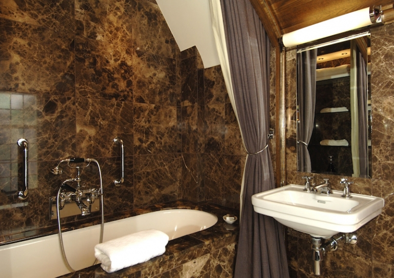 pierre-naturelle-marron-marbree-murs-baignoire-salle-bain
