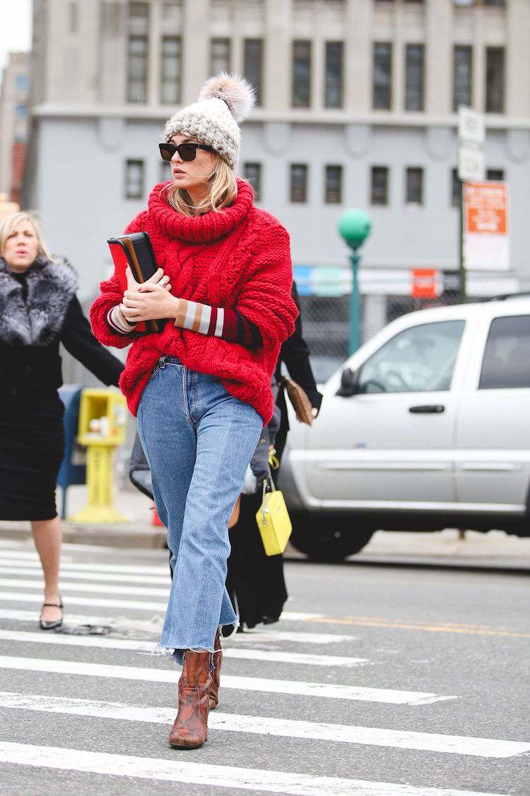 pull-col-roulé-femme-surdimensionnée-rouge-jeans-bleu-bonnet