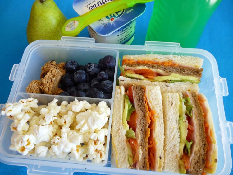 repas-enfant-emporter-déjeuner-sandwiches-légumes-popcorns