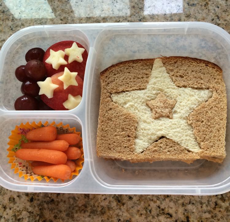 repas-enfant-emporter-déjeuner-sandwichs-étoile-carottes-tomates