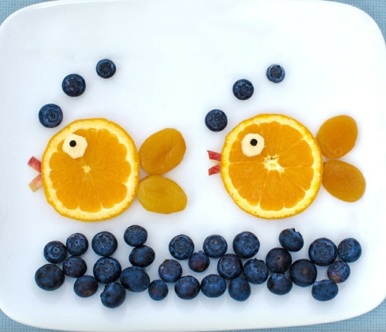 repas-enfant-fruit-original-poissons-tranches-oranges-myrtilles