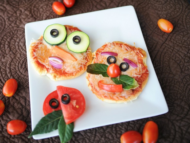 repas-enfant-original-mini-pizzas-décorés-légumes-visages