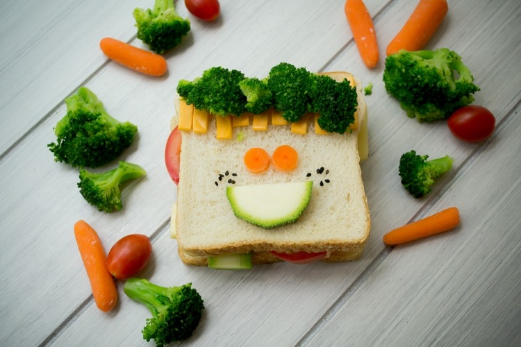 repas enfant sain-délicieux-sandwich-fromage-légumes-visage