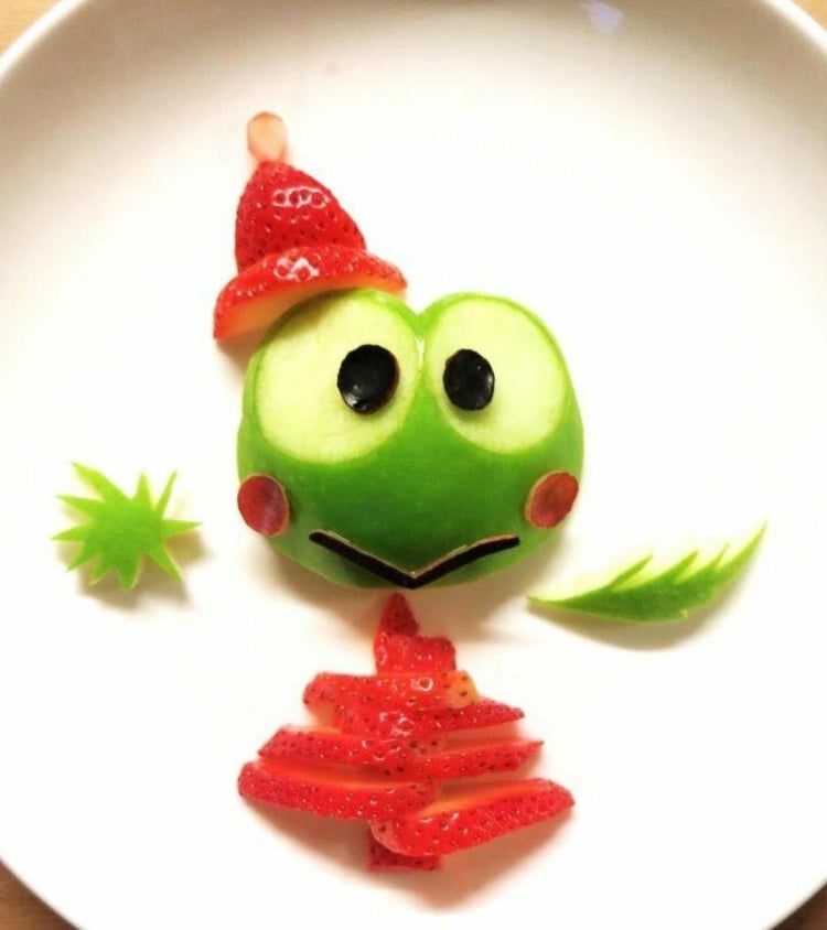 repas-fruits-enfant-formep-originale-grenouille-pomme-fraises