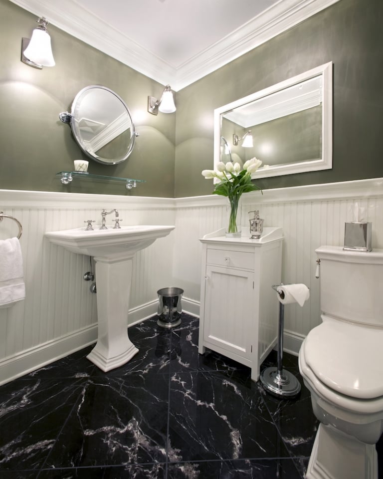 revêtement de sol en marbre-noir-meubles-sanitaire-stlye-classique-lambris-mi-hauteur