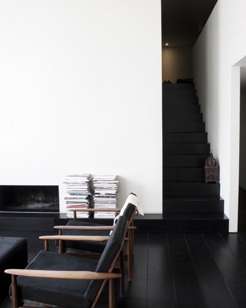 revêtement de sol et marches-escalier-bois-noir-murs-blancs-vierges