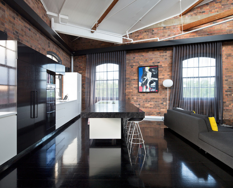 revêtement de sol en noir brillant-parement-brique-aire-ouverte-style-loft-industriel