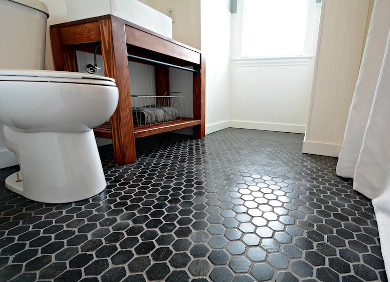 revêtement de sol dans la salle-bain-toilettes-pierre-naturelle-noire-hexagones