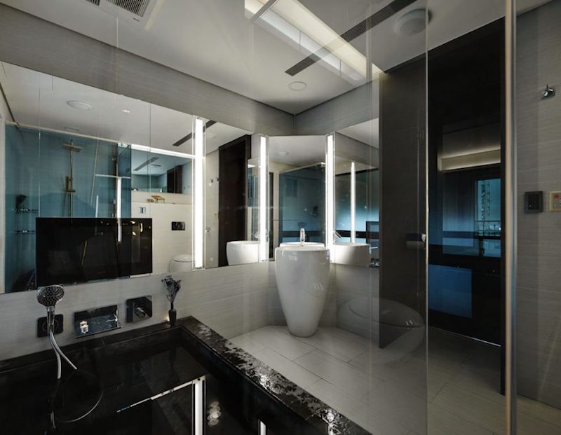 salle-bain-design-exclusif-miroirs-paroi-verre-lampes-del