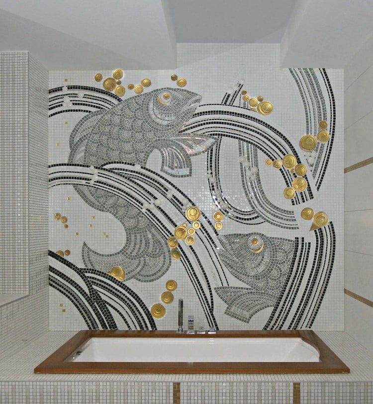 salle-bain-mosaique-noir-blanc-accents-dores-motifs-carpes