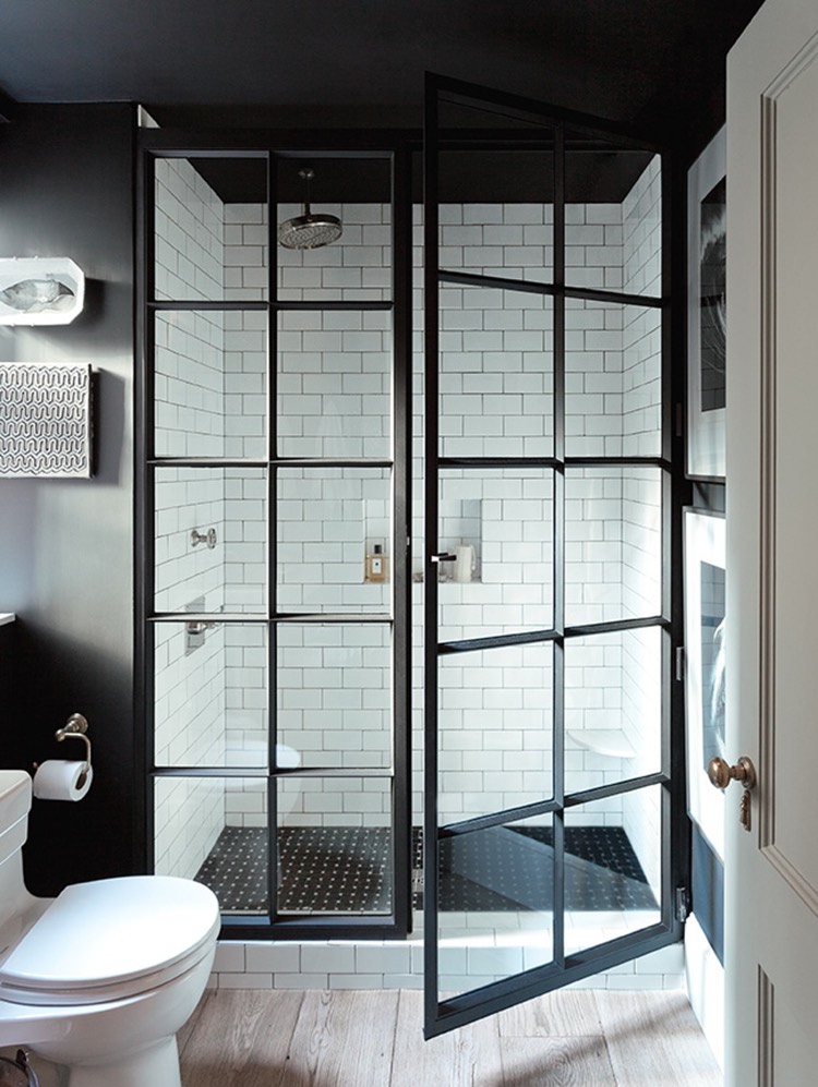 salle-de-bain-blanche-et-noire-cabine-douche-paroi-atelier-carrelage-metro-blanc