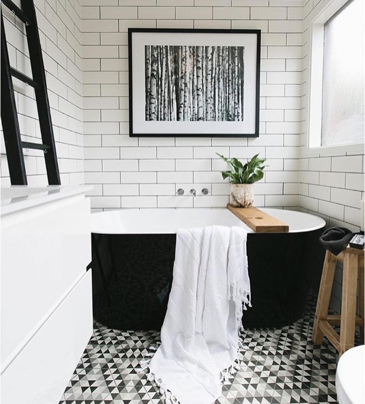 salle-de-bain-blanche-et-noire-carrelage-metro-blanc-baignoire-noir-blanc-mosaique-geometrique