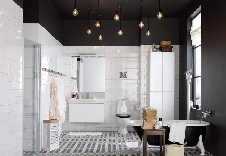 salle-de-bain-blanche-et-noire-carrelage-metro-blanc-plafond-noir-suspension-ampoule