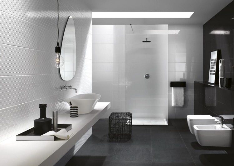 salle-de-bain-blanche-et-noire-carrelage-mural-noir-blanc-miroir-design-douche-italienne