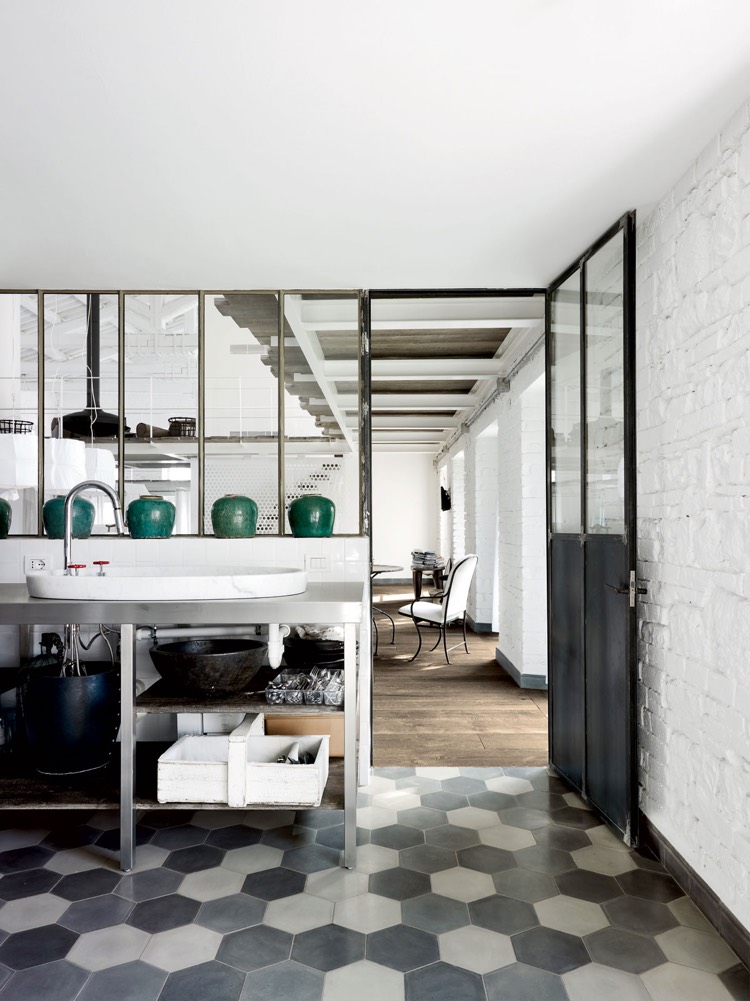 salle-de-bain-blanche-et-noire-industrielle-porte-atelier-carrelage-hexagonal-vasque-noire