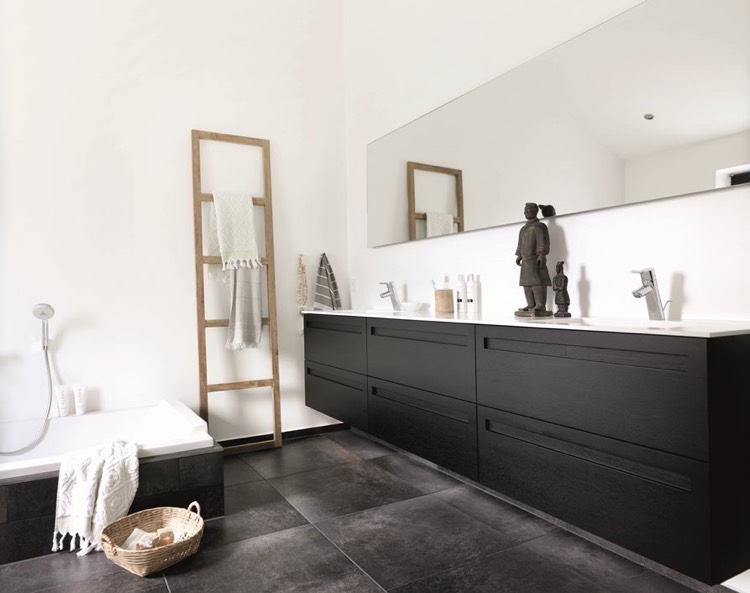 salle-de-bain-blanche-et-noire-meuble-lavabo-noir-porte-serviette-echelle-statuettes-zen