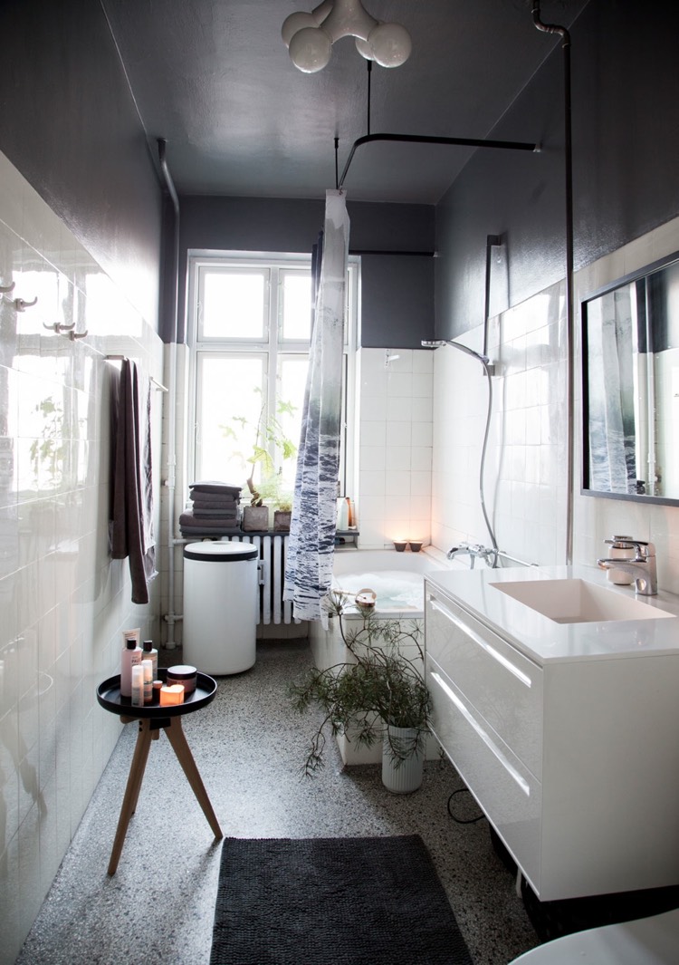 salle-de-bain-blanche-et-noire-peinture-murale-noire-meuble-lavabo-blanc-carrelage-carre