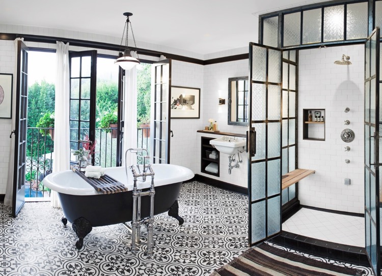 salle-de-bain-blanche-et-noire-style-retro-carrelage-sol-noir-blanc-cabine-douche-style-atelier
