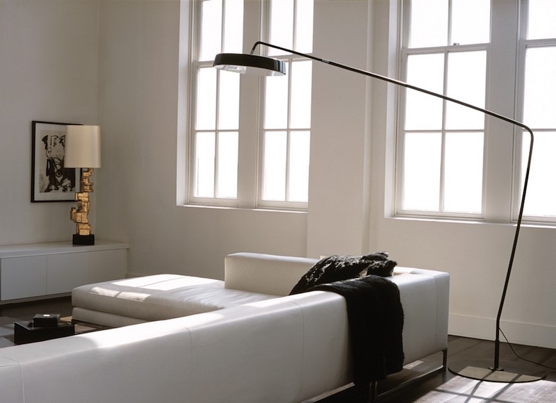 salon-blanc-noir-design-moderne-lampadaire-interieur-metal-noir