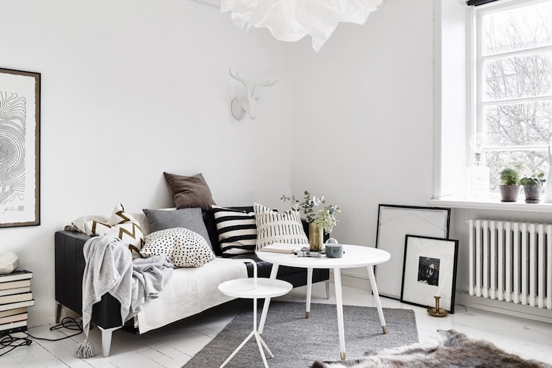 salon-cosy-blanc-noir-gris-style-scandinave-contemporain