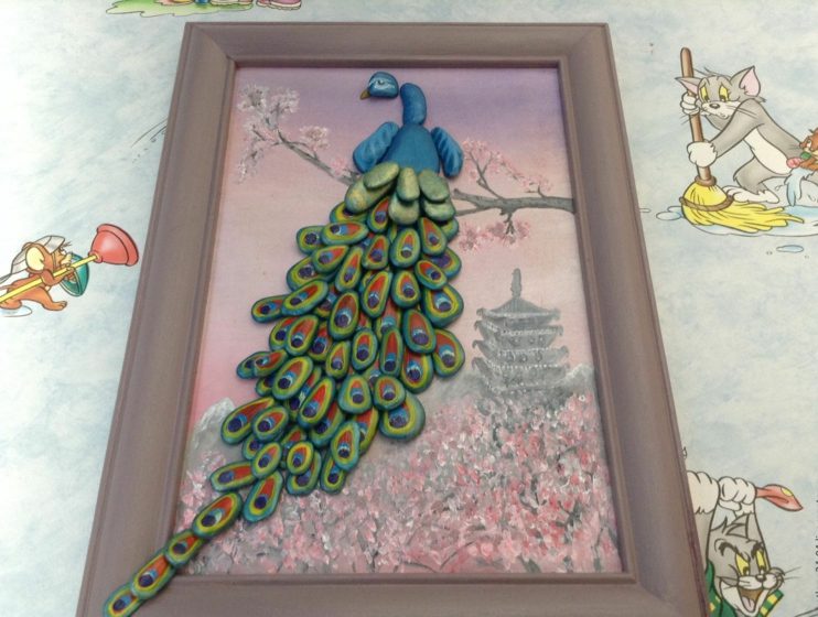 tableau-galets-decoratifs-paon-perche-cerisier-japon