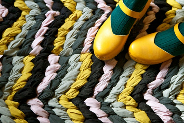 tapis kilim crocheté-motifs-torsadés-jaune-noir-rose