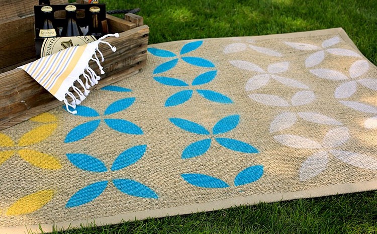tapis-kilim-extérieur-beige-motifs-fleuris-colorés