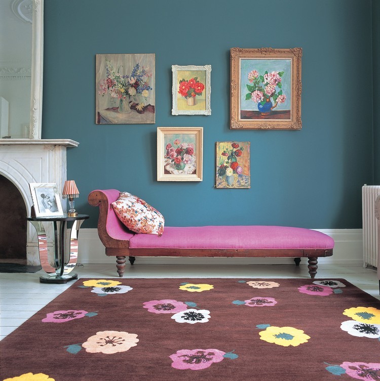 tapis-multicolore-maron-motif-fleuris-lit-jour-bois-massif