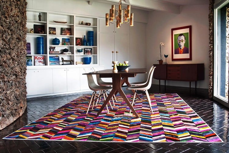 tapis-multicolore-motifs-chevrons-salle-manger