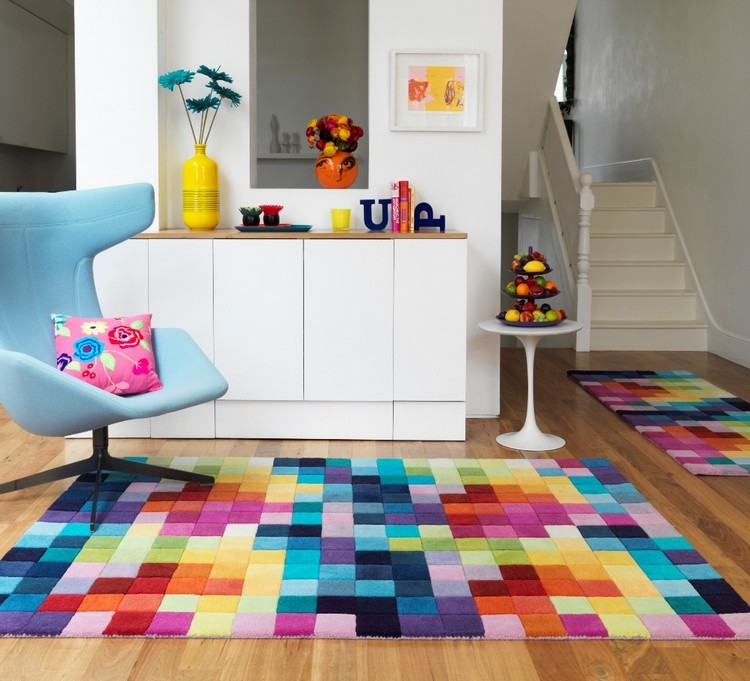 tapis-multicolore-pixelise-fauteuil-bleu-ciel-commode-blanc-laque