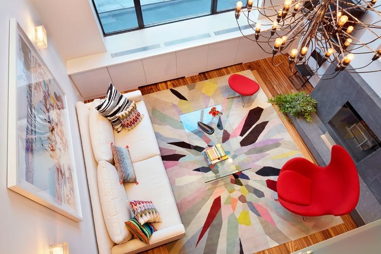 tapis-multicolore-rectangulaire-fauteuils-rouges