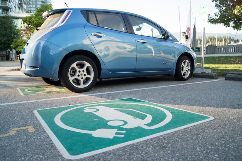 voiture électrique logo fiche-electrique-voiture-blanches-fond-vert
