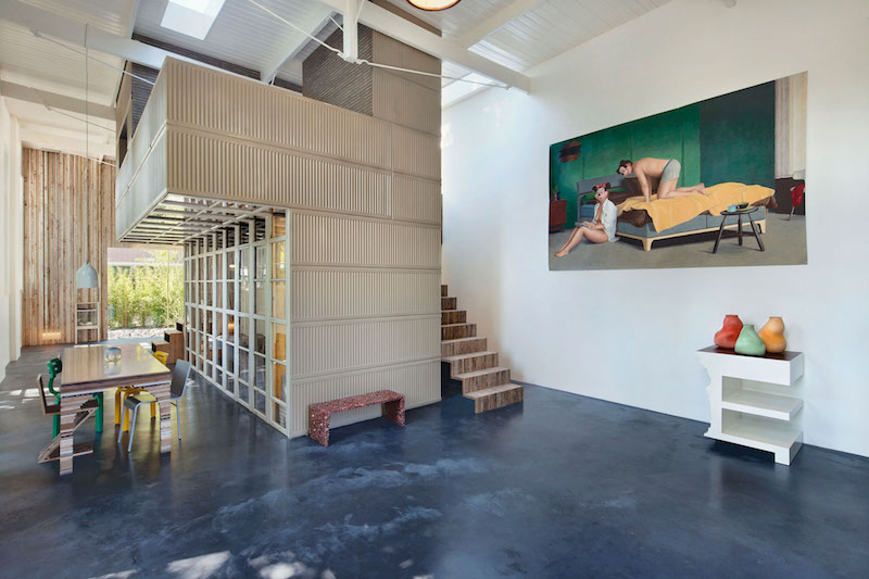 amenagement-garage-studio-moderne-sol-beton-lisse-murs-radiateurs