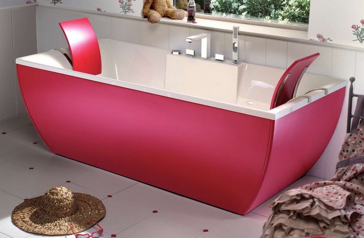 baignoire-acrylique-rose-fuchsia-design-moderne-carrelage-blanc
