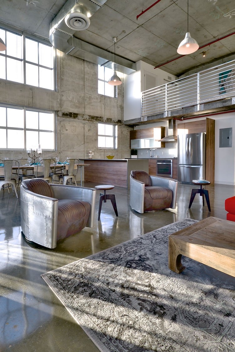 beton-cire-sol-maison-design-tapis-gris-fauteuils-cuir