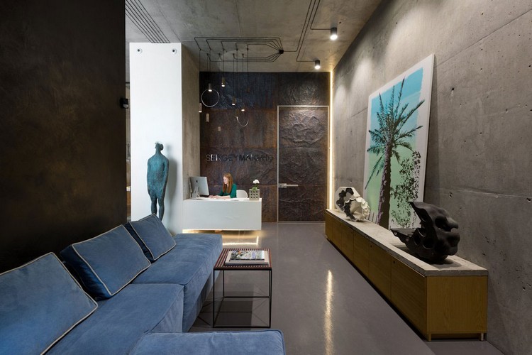 beton-cire-sol-parement-mural-beton-banche-meubles-velours-bleu