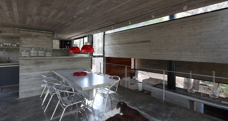 beton-cire-sol-salle-manger-chaise-acrylique-table