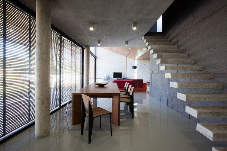 beton-cire-sol-salle-manger-escalier-suspendu-colonnes-pilier